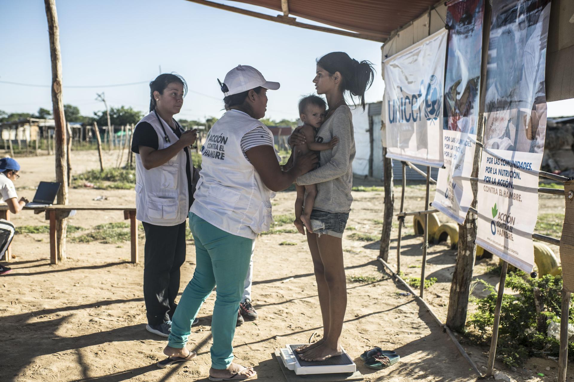 CO_Guajira_2018_FTZStudio_MigrantesVenezuela_2_PesajeMadreEHijo.jpeg